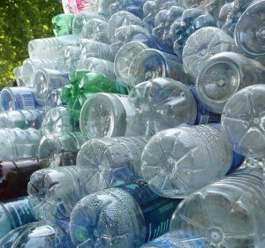 garrafas de plástico